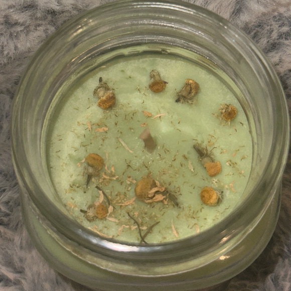 Sandalwood 8oz candle - Picture 2 of 2